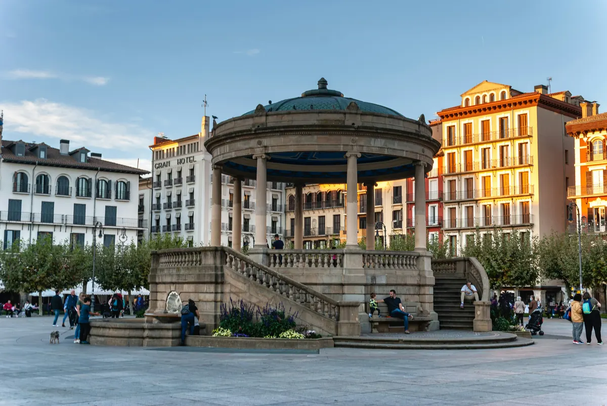 Quiosco de la plaza del Castillo de Pamplona con los edificios de la plaza al atardecer